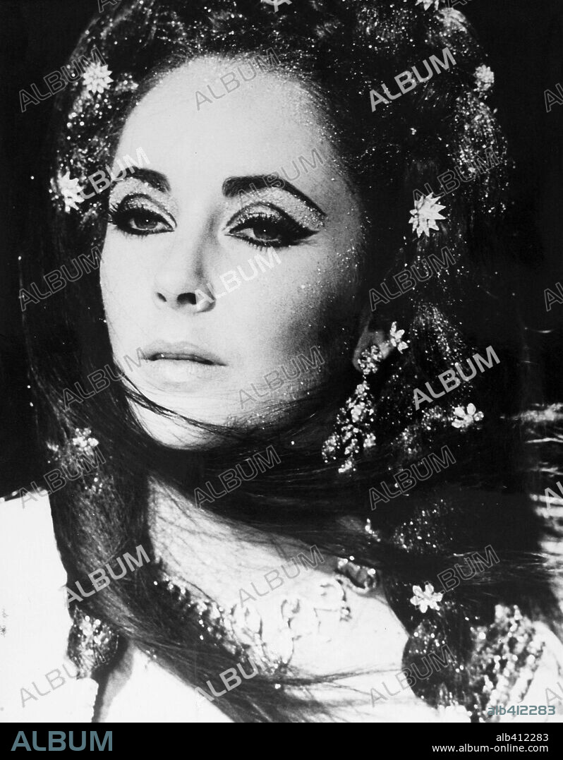 ELIZABETH TAYLOR en DOCTOR FAUSTO, 1967 (DOCTOR FAUSTUS), dirigida por RICHARD BURTON. Copyright OXFORD UNIV/NASSAU/VENFILMS/COLUMBIA.