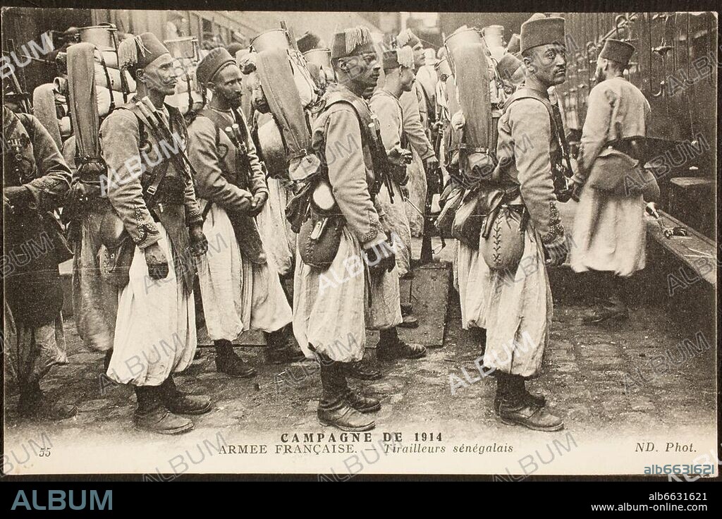 Geschichte / Erster Weltkrieg 1914-1918 / Einsatz von Kolonialsoldaten aus den französischen Gebieten in Afrika an der Front in Europa. /-"Campagne de 1914. Armée Française. Tirailleurs sénégalais".-/ (Senegalesische Scharfschützen der französischen Armée d'Afrique, angetreten auf einem Bahnhof zur Abreise an die Front). ...