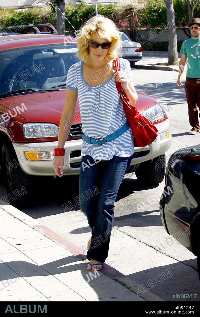 Mar 03, 2008-Los Angeles, CA, USA-Actress KATHERINE HEIGL showing off her new curly wavy hairdo while walking in Los Angeles. Wearing jeans sandals and sunglasses with a red tote bag. 03/03/2008