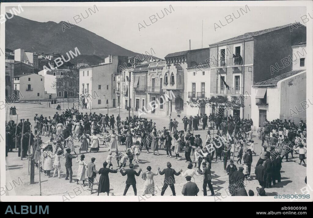 1950. Alcazar de san Juan. Sardanas Bailadas los Domingos A la salida de la Iglesia.