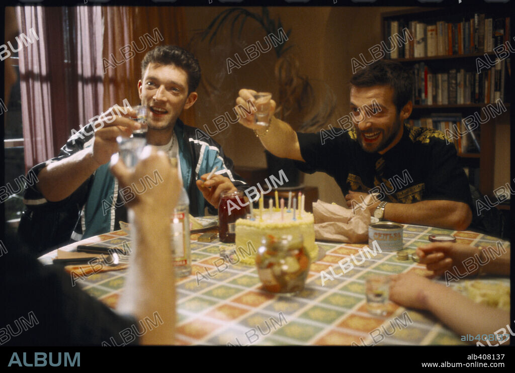 MATHIEU KASSOVITZ und VINCENT CASSEL in BIRTHDAY GIRL, 2001, unter der Regie von JEZ BUTTERWORTH. Copyright MIRAMAX/FILMFOUR/HAL FILMS/MIRAGE ENTERPRISES.