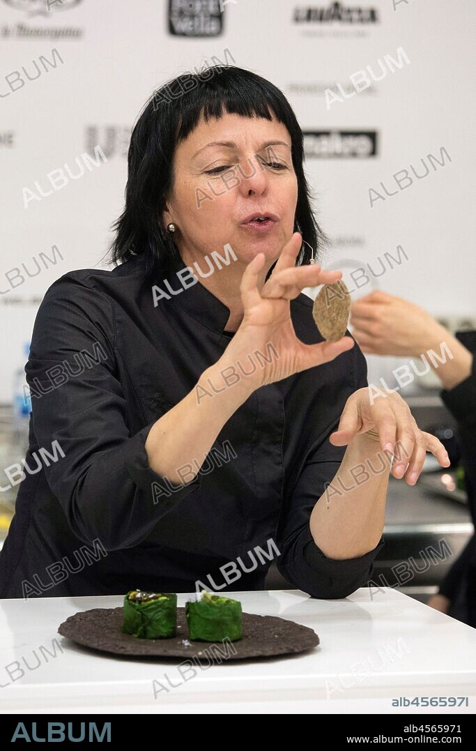 GRAF6118. BARCELONA, 17/04/2018.- La cocinera Fina Puigdevall en el taller de cocina que esta tarde ha realizado en el segundo día del Salón Alimentaria, el más importante de España, en una edición que se celebra conjuntamente con Hostelco, el certamen dedicado al equipamiento hostelero. EFE/Marta Pérez.