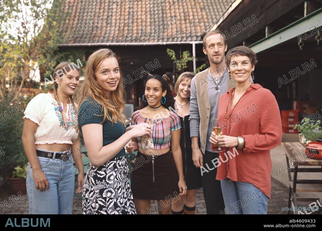 JAMIE BICK, KRISTIN HUNOLD, LUNA WEDLER, MARTA MARTIN und STEPHAN KAMPWIRTH in DEM HORIZONT SO NAH, 2019 (DEM HORITZONT SO NAH), unter der Regie von TIM TRACHTE. Copyright Pantaleon Films / Studiocanal / SevenPictures Film.