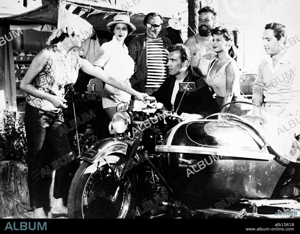 MARISA ALLASIO and NINO MANFREDI in CAMPING, 1957, directed by FRANCO ZEFFIRELLI. Copyright CEI INCOM.