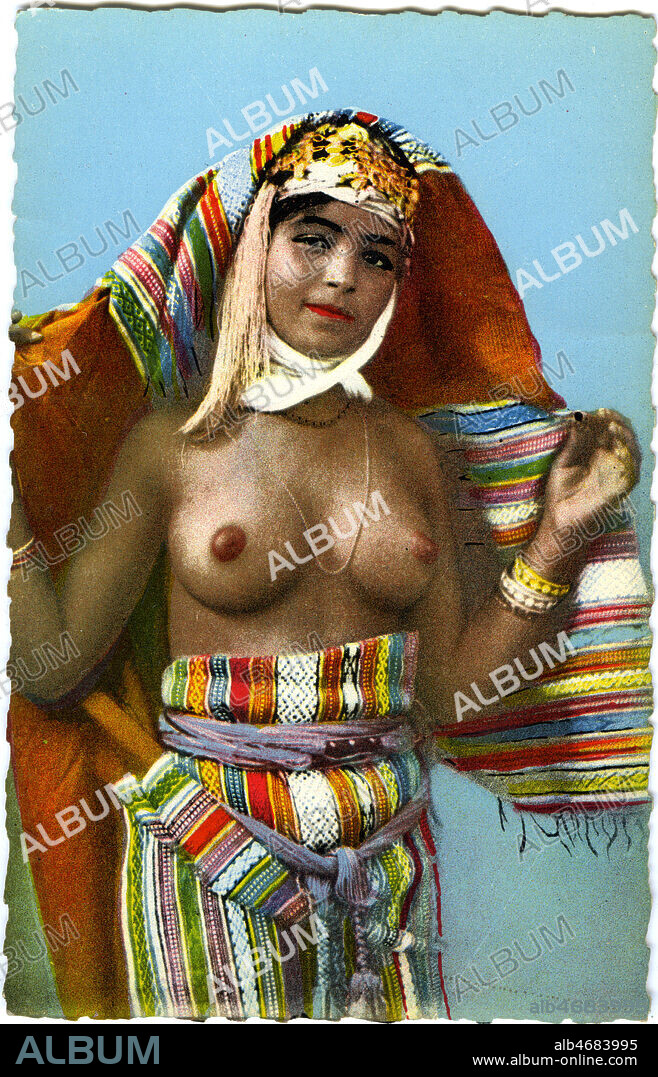 Jeune mauresque au seins nus. Photographie anonyme pour une carte postale vers 1950. Credit : Jean Vigne/KHARBINE-TAPABOR.