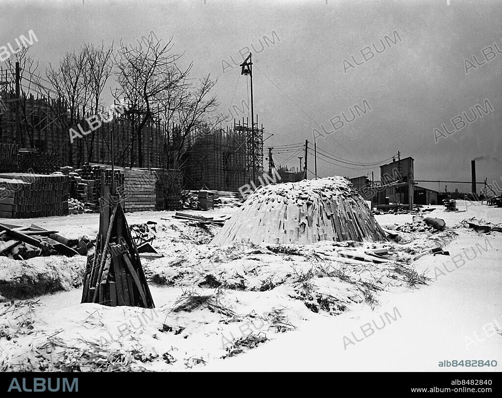 ARKIV 1939. Kolmila på Söder. Kolning görs för att framställa träkol av ved och annat biologiskt material.. Charcoal stack at Södermalm in Stockholm.. Scanpix Historical/1900. Scanpix Sweden.