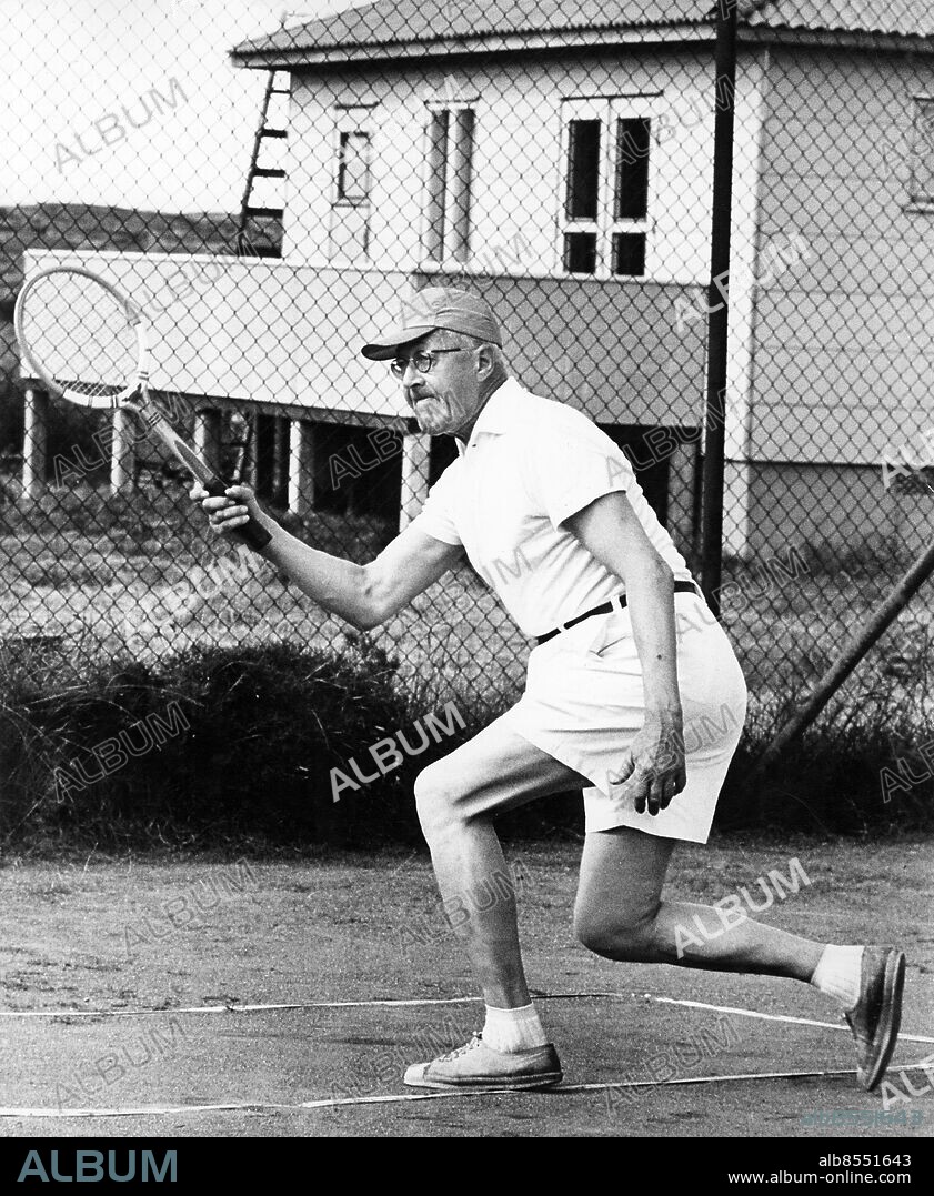 GÅSÖ 1962-08-22.. Sven Jerring, radioman, spelar tennis på Gåsö. Jerrings vinklade forehand är hans bästa vapen. 1942 tog han SM för oldboys.. Foto: Jarl Ekenryd / SVT / Kod: 5600. Bild publ. i RiR 20/67.. RiR 16468 sv/v. Mapp: Jerring, Sven Diverse 2 L 15. Farbror Sven Tennis Tennisracketar.