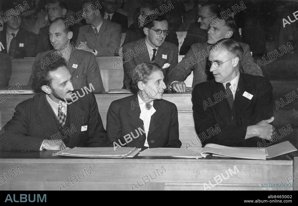 STORBRITANNIEN OXFORD 1950-09.. Orig. bildtext... SWEDISH WOMAN SCIENTIST AT ATOMIC CONFERENCE. Professor Lisa Meitner, 70-year-old woman atomic scientist with professor F. Perrin of Paris (left) and professor P. Dee (right) at the opening of the Atomic Energy Conference at the Clarendon Laboratory, Oxford, to-day (Thursday). Dr. Meitner, formerly an Austrian, took up Swedish citizenship some time ago. She is among the scientists of thirteen nations attending the Conference. Orig. bildtext... PROFESSOR LISE MEITNER PÅ ATOMKONFERENSEN I OXFORD. Med deltagande av 30 nationer öppnades Atom Energi Konferensen i Clarendon laboratoriet i Oxford. Här ses Lise Meitner tillsammans med t.h. Professor P.Dee och t.v. prof. F. Perrin från Frankrike. Orig. bildtext... ATOMKONFERENSEN I OXFORD. På bilden ses professor Lise Meitner, professor F. Perrin och professor Dee. Anm. L. Meitner, 1878-1968, österrikisk-svensk kärnfysiker, bosatt i Sverige 1938-1959 Profiler Samtal persons: LISE MEITNER sites: SVERIGE*;ÖSTERRIKE*;FRANKRIKE*;STORBRITANNIEN;OXFORD.