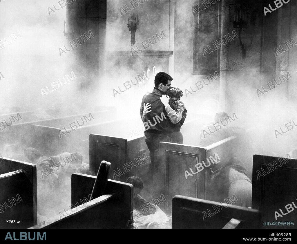 ANN ROBINSON and GENE BARRY in THE WAR OF THE WORLDS, 1953, directed by BYRON HASKIN. Copyright PARAMOUNT PICTURES.