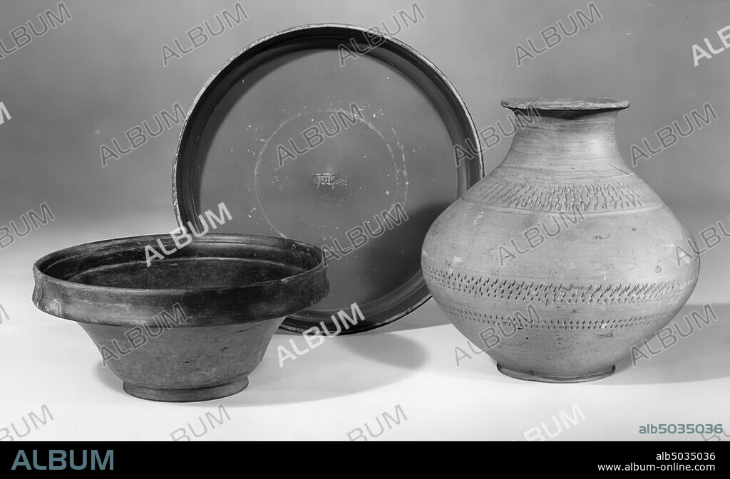 Terra nigra bowl (Holwerda 1941, type 84) of a terra sigillata-related shape, bell-shaped model with standing edge, which is divided in two on the inside and slightly bent on the outside. The inner wall is separated from the bottom surface by a wide band. In the bottom a barbaric stamp: IAIDE (in mirror writing). With remnants of tape on the bottom, crockery, bowl, earthenware, h: 6.3 cm, diam: 13.6 cm, roman 1-50, Netherlands, Gelderland, Nijmegen, Nijmegen, Hunnerberg.