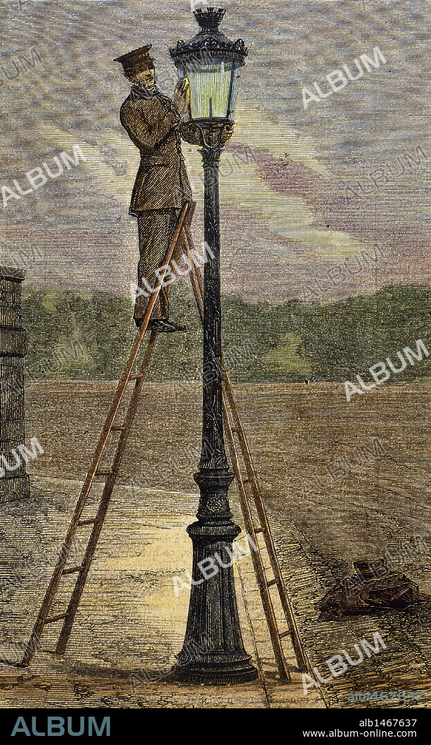 Empleado limpiando una FAROLA antigua. París. Francia. Grabado coloreado del año 1885, obra de Bertrand.