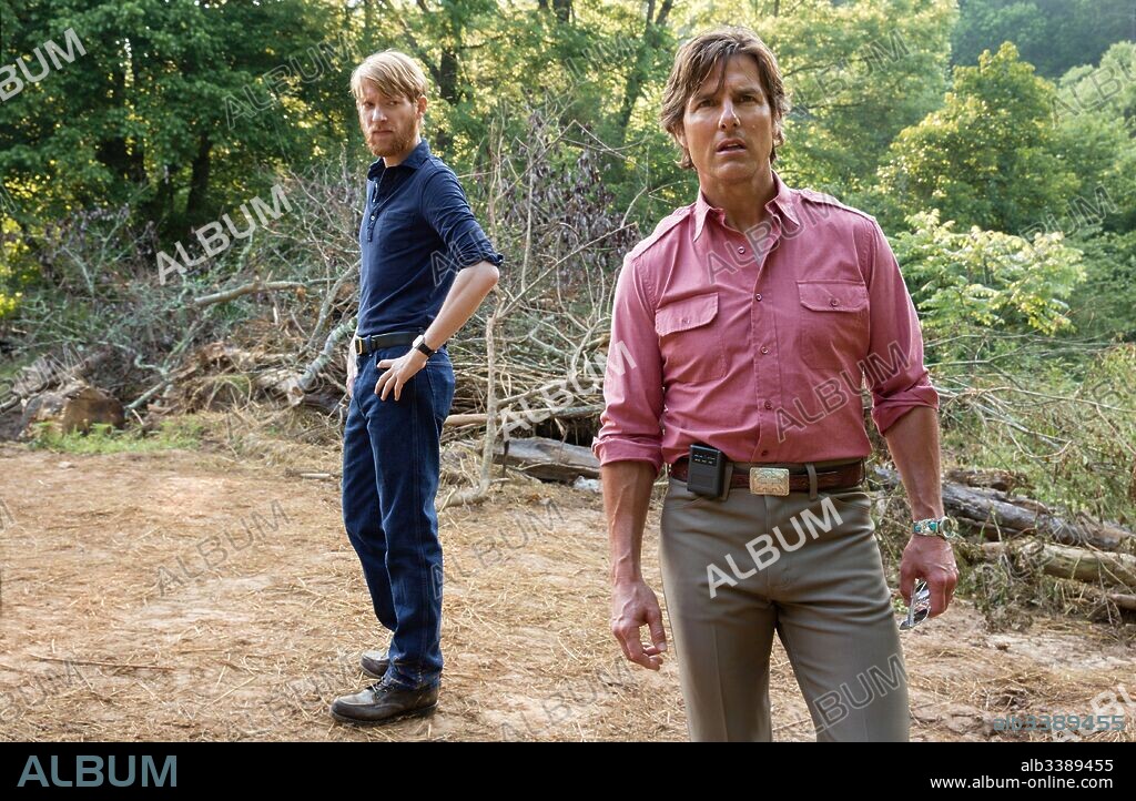 DOMHNALL GLEESON and TOM CRUISE in AMERICAN MADE, 2017, directed by DOUG LIMAN. Copyright CROSS CREEK PICTURES.