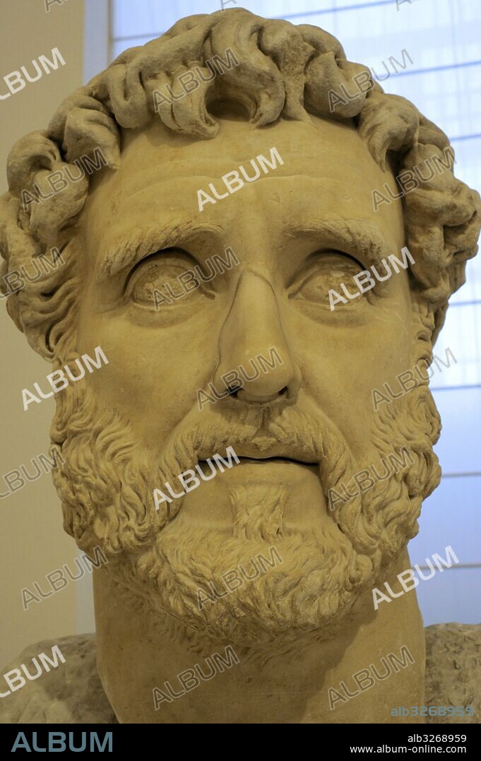 ANTONINO PIO (Tito Fluvio Boyonio Arrio Aurelio Antonio Pío (Lanuvium, 86-Lorium, 161). Emperador romano (138-161). Adriano le nombró sucesor en 138 y le hizo hijo adoptivo. Busto colosal del emperador realizado en vida, 138-161 d. C. Colección Farnese. Museo Arqueológico Nacional. Nápoles. Italia.