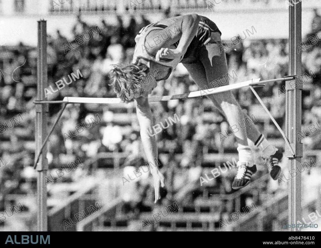 HELSINGFORS 1971-08-13. Stavhopparen Kjell Isaksson tar sig över ribban i ett stavhoppsförsök i stavhoppsfinalen vid Europamästerskapen i friidrott i Helsingfors, Finalnd 13:e augusti 1971. Isaksson blev tvåa på 5,30 m.. Foto: Kenneth Jonasson / EXP / TT / Kod: 24. **AFTONBLADET OUT**.