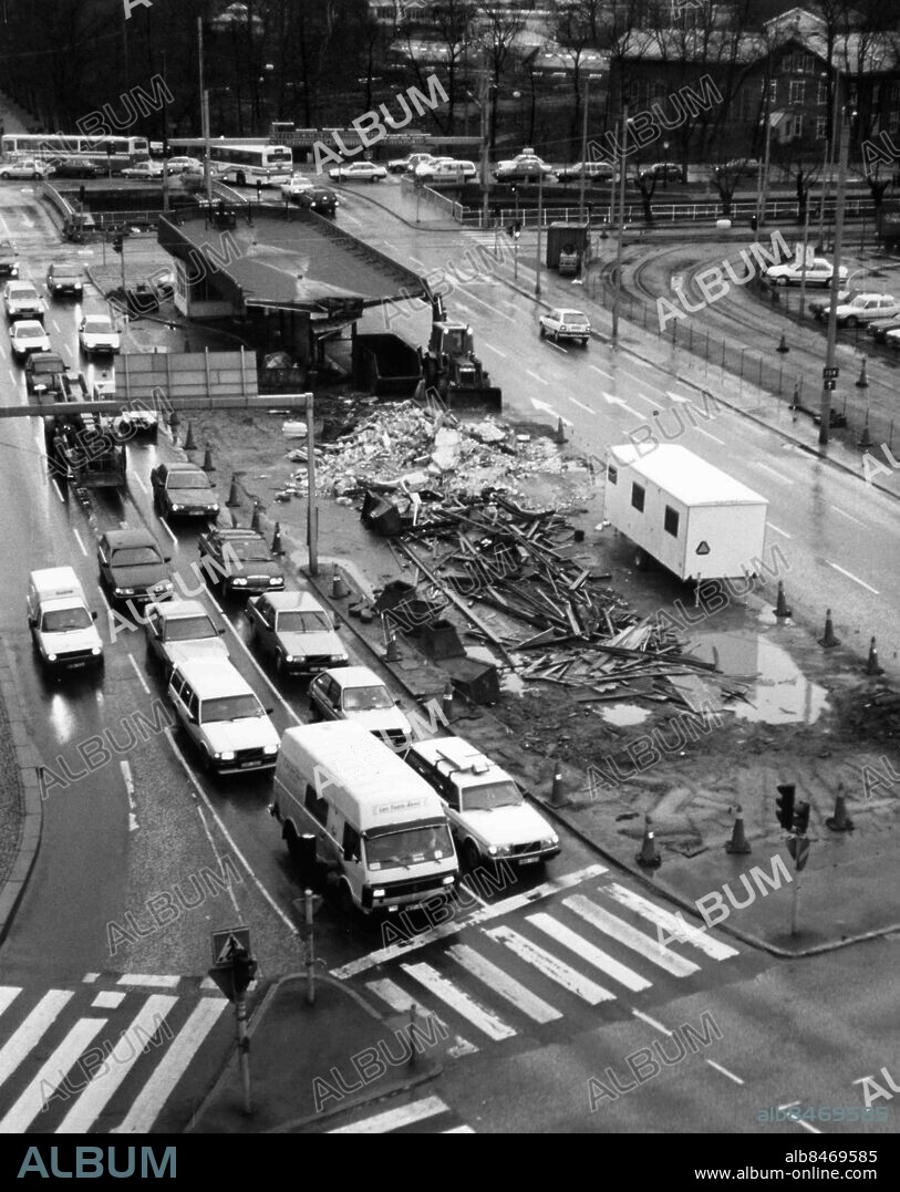 GÖTEBORG 1990-01-26.. Polhemsplatsen - "Sura-Pelle" Pettersson och Lars Eric Lundvalls bensinmackar rivs efter 29 års ägande. Dessa hade då hunnit bli en samlingsplats för många idrottsintresserade. *** Local Caption *** GP Foto: Thore Leykauff / Kamerareportage / TT / Kod: 2524.