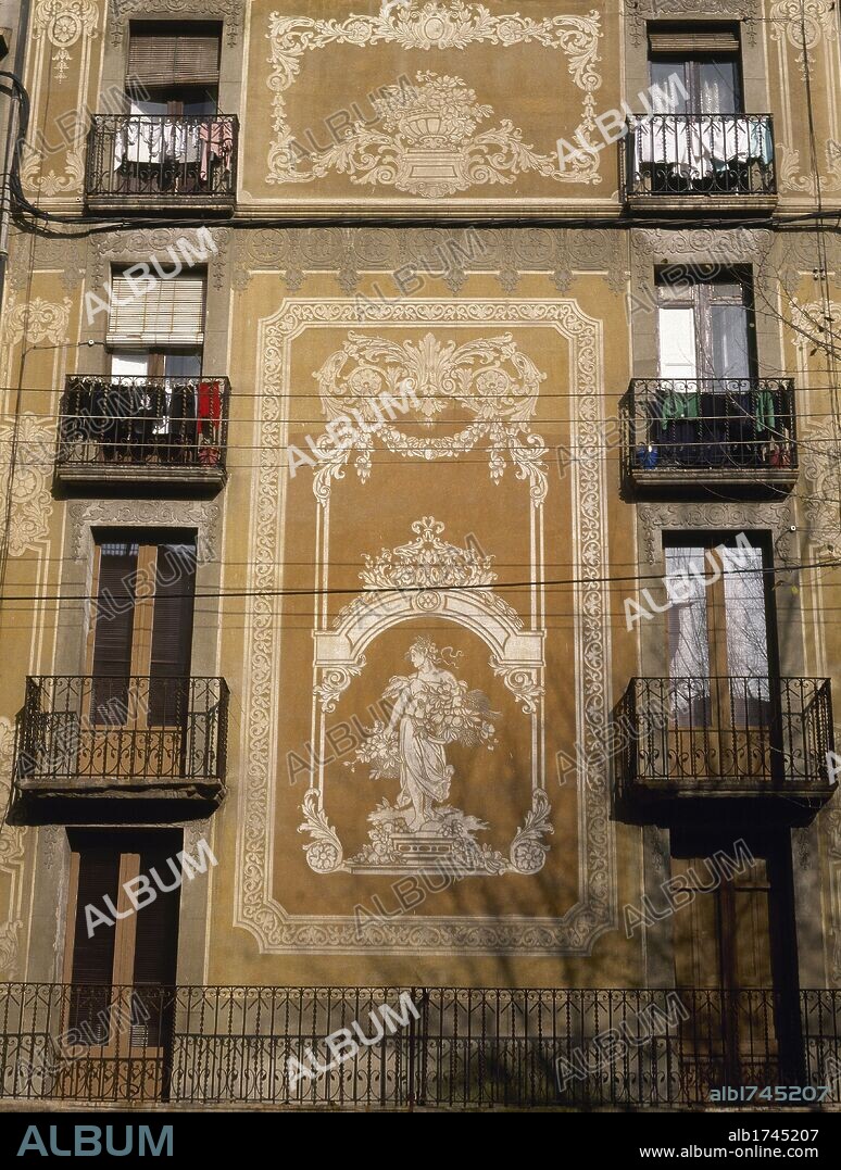 ARTE SIGLO XIX. ESPAÑA. ESGRAFIADO MODERNISTA en la fachada de un edificio de viviendas. VIC. Provincia de Barcelona. Comarca de Osona. Cataluña.