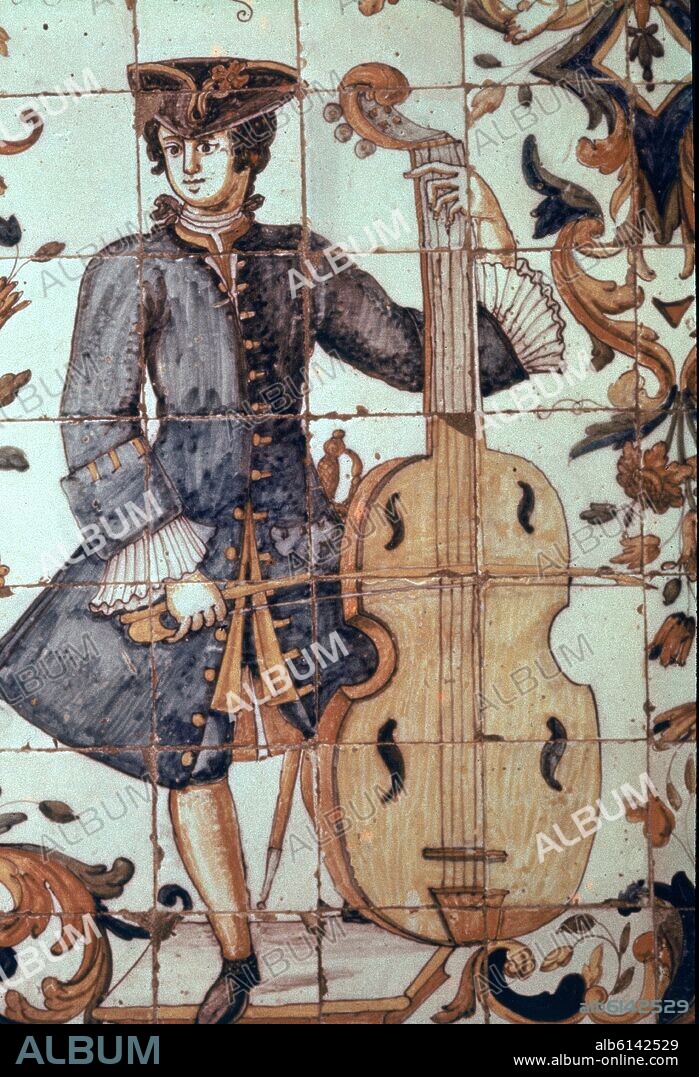 AZULEJO DE CERAMICA SEVILLANO-MUSICO TOCA CONTRABAJO.