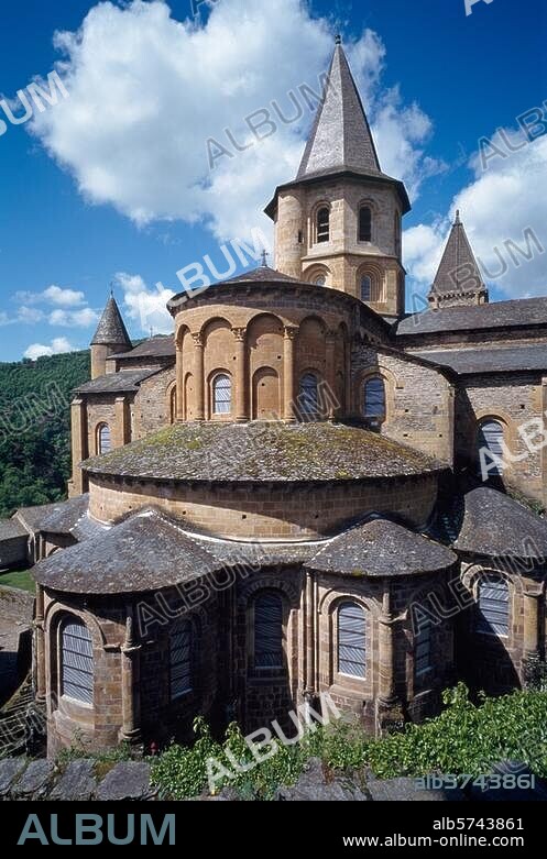 Conques (Frankreich, Dep. Aveyron), Abtei Sainte-Foy. (ehem. Benediktinerabtei), Abteikirche (11./12. Jh.). Außenansicht von Nordosten: Chorpartie mit Kapellenkranz und Vierungsturm. Foto.