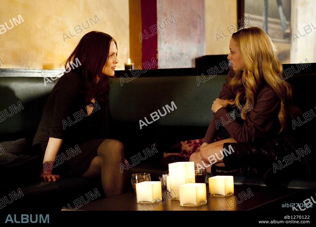 AMANDA SEYFRIED and JULIANNE MOORE in CHLOE, 2009, directed by ATOM EGOYAN. Copyright THE MONTECITO PICTURE COMPANY.