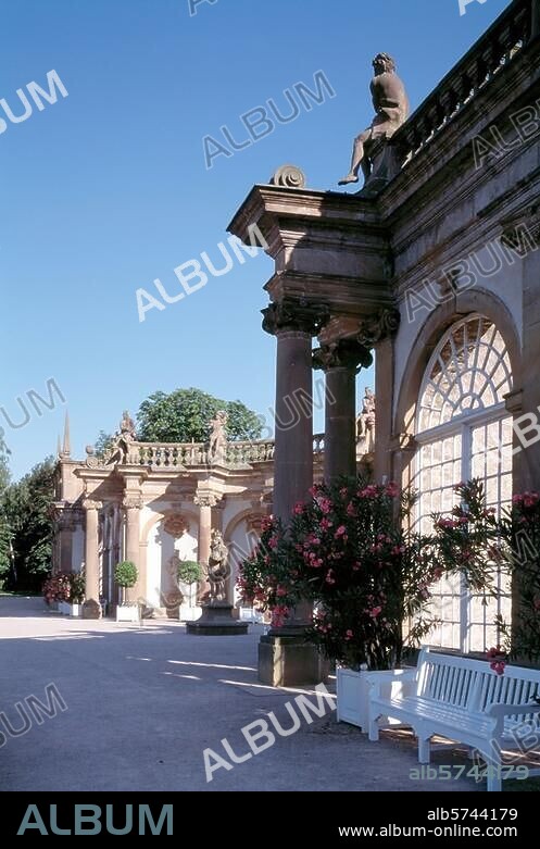 Weikersheim (Nordwürttemberg, Baden-Württemberg), Schlosspark, Orangerie (erbaut 1719; Arch.: Johann Christian Lüttich; Skulpturen der Gebrüder Philipp Jakob und Johann Friedrich Sommer). Teilansicht. Foto.