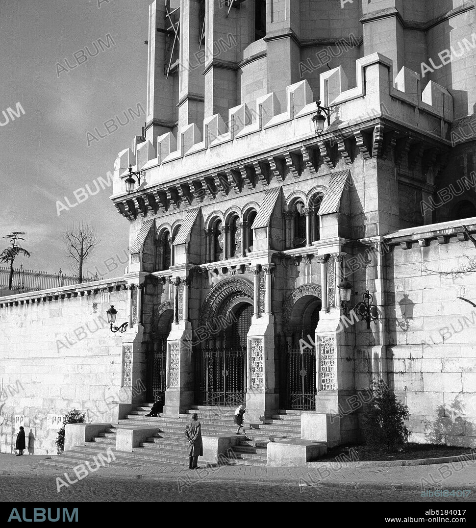 FRANCISCO DE CUBAS (1826-1898). ENTRADA A LA CRIPTA DE LA CATEDRAL DE LA ALMUDENA - 1911 - FOTOGRAFIA EN BLANCO Y NEGRO - AÑOS 60.