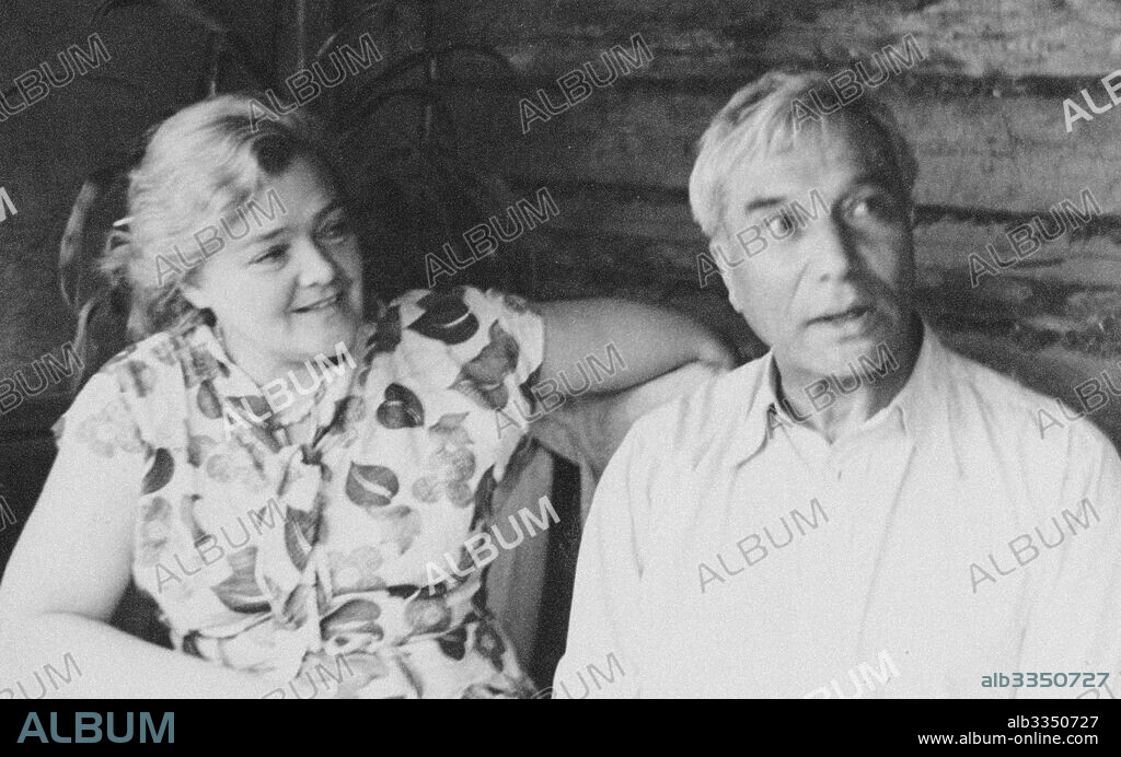 ANÓNIMO. Boris Pasternak and Olga Ivinskaya.