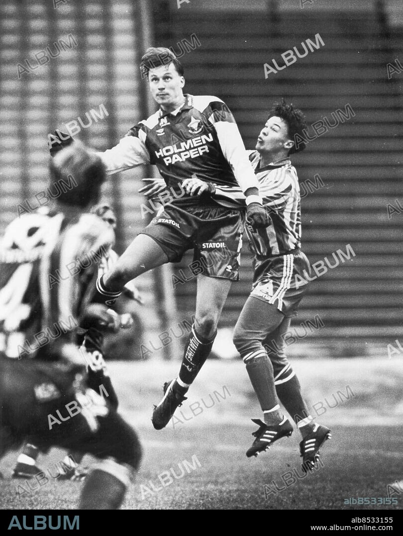 Göteborg 1993-02-25. Till höger ses Joakim Björklund, IFK Göteborg i nickduell med IFK Norrköpings Kennet Andersson *** Local Caption *** GP Foto: Johan Davéus. KAMERAREPORTAGE.