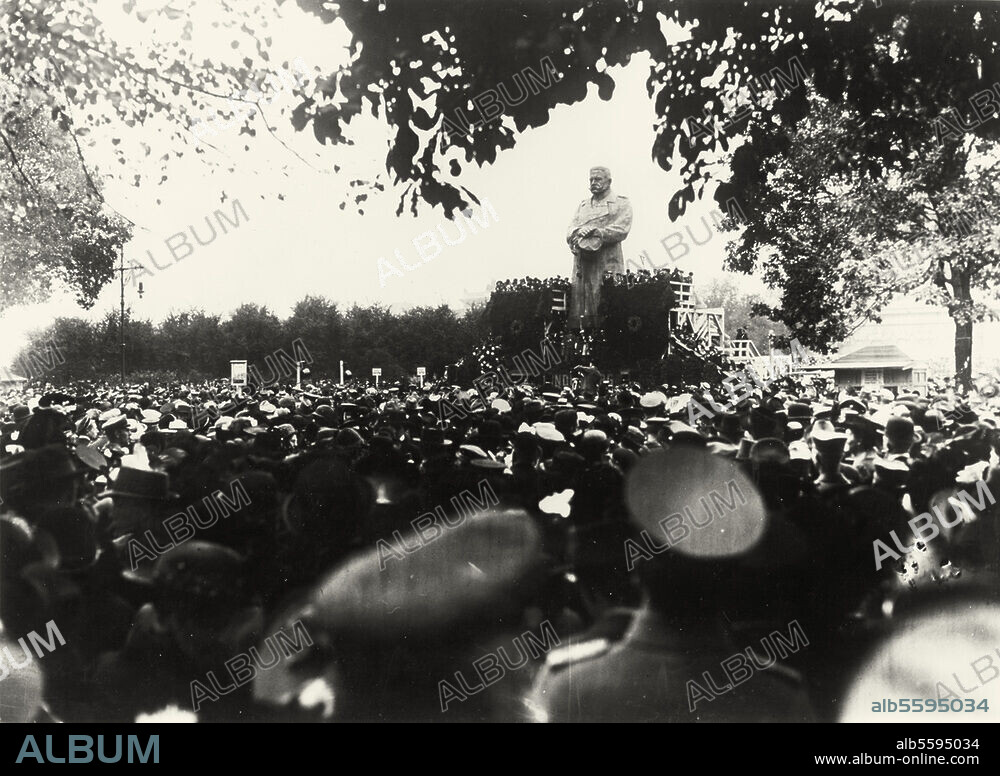 Hindenburg, Paul von Reichspräsident. 1847-1934. Erster Weltkrieg 1914/18: Aufstellung des Hindenburg-Denkmals (sog. "eiserner Hindenburg") auf dem Berliner Königsplatz (errichtet 1914/16, 1919 demontiert; Höhe 13 Meter, Dm. 3,14 m, größter Umfang 9 m; Material: 20 000 kg Erlenholz, 2000 kg Eisen u. 6000 kg goldene, silberne u. eiserne Nägel). Foto, 1915.
