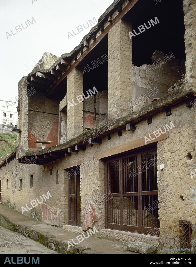 ARTE ROMANO. ITALIA. Exterior de la fachada de la TIENDA o NEGOCIO de la CASA DE NEPTUNO Y ANFITRITE, una de las mejores conservadas de la ciudad. HERCULANO. La Campania.