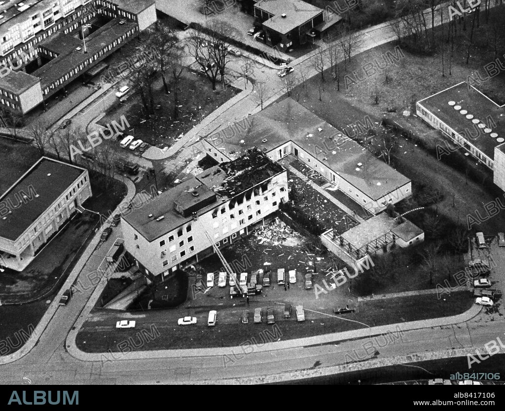19750424 - Västtyska ambassadramat i Stockholm. En grupp tyska Baader-Meinhof-terrorister ockuperade Västtysklands ambassad och tog ett flertal personer som gisslan. Två i gisslan avrättades då den västtyska regeringen inte gick med på att frige fängslade terrorister. Två terrorister dog senare i en bombexplosion.. Flygbild över Västtyska ambassaden dagen efter attentatet.. Foto: Roland Janson / DN / TT / Kod: 29 . The blown out West German embassy buildning.