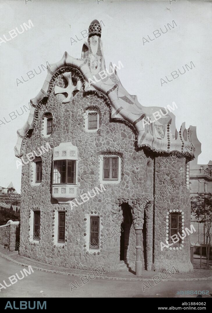 CASA DEL GUARDA DEL PARQUE GUELL DE ANTONI GAUDI, FOTOGRAFIAS DE FIN DE OBRA. AUTOR DESCONOCIDO. (COLECCIÓN ASF IMAGEN DE FOTOGRAFIAS ANTIGUAS, PRINCIPIOS S. XX).