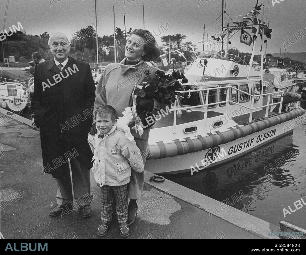 Bild: Tore Carlenius / GP. Skeppsredare Sten A Olsson med gudmor Madeleine Eriksson och barnbarnet Gustav. I bakgrunden den nydöpta räddningskryssaren Gustav Olsson (Sten A Olssons far). Båten donerad av Stena Line. *** Local Caption *** . Kamerareportage.