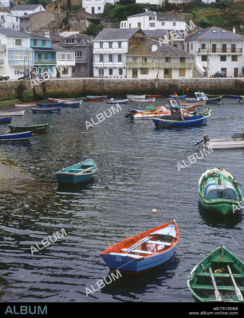 RIA DEL BARQUERO CON BARCA PESQUERAS ANCLADAS Y EL PUEBLO - FOTO AÑOS 90.
