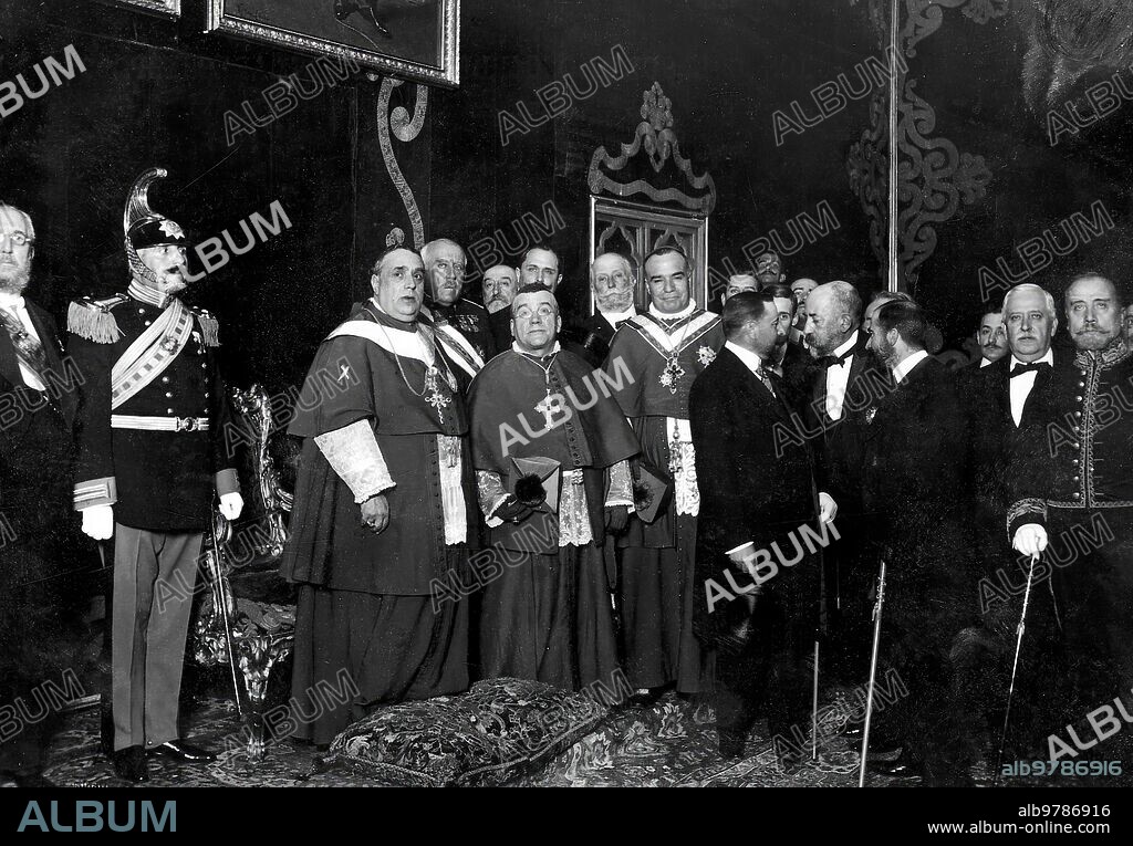 Diciembre 1911. Imposición del solideo cardenalicio al arzobispo de Sevilla. El cardenal en el salón del trono Rodeado de la guardia Noble , los Obispos de Jaén , Madrid-Alcalá y Autoridades.