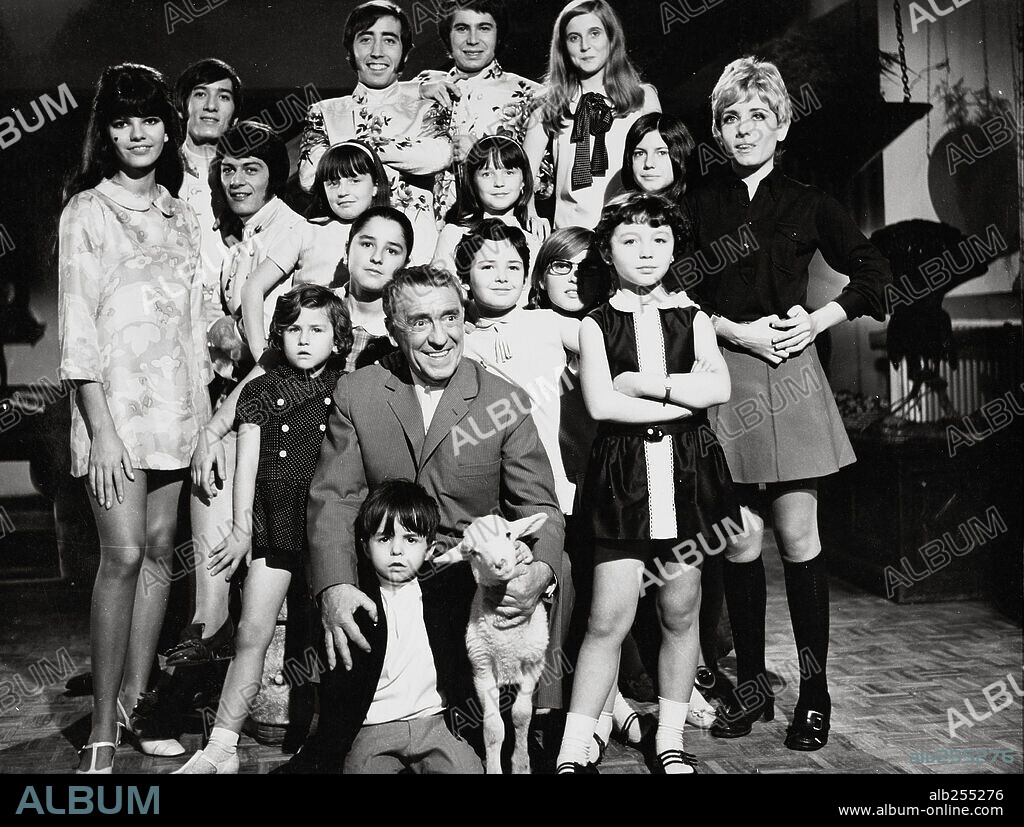 PACO MARTINEZ SORIA en ABUELO MADE IN SPAIN, 1969, dirigida por PEDRO LAZAGA. Copyright FILMAYER.