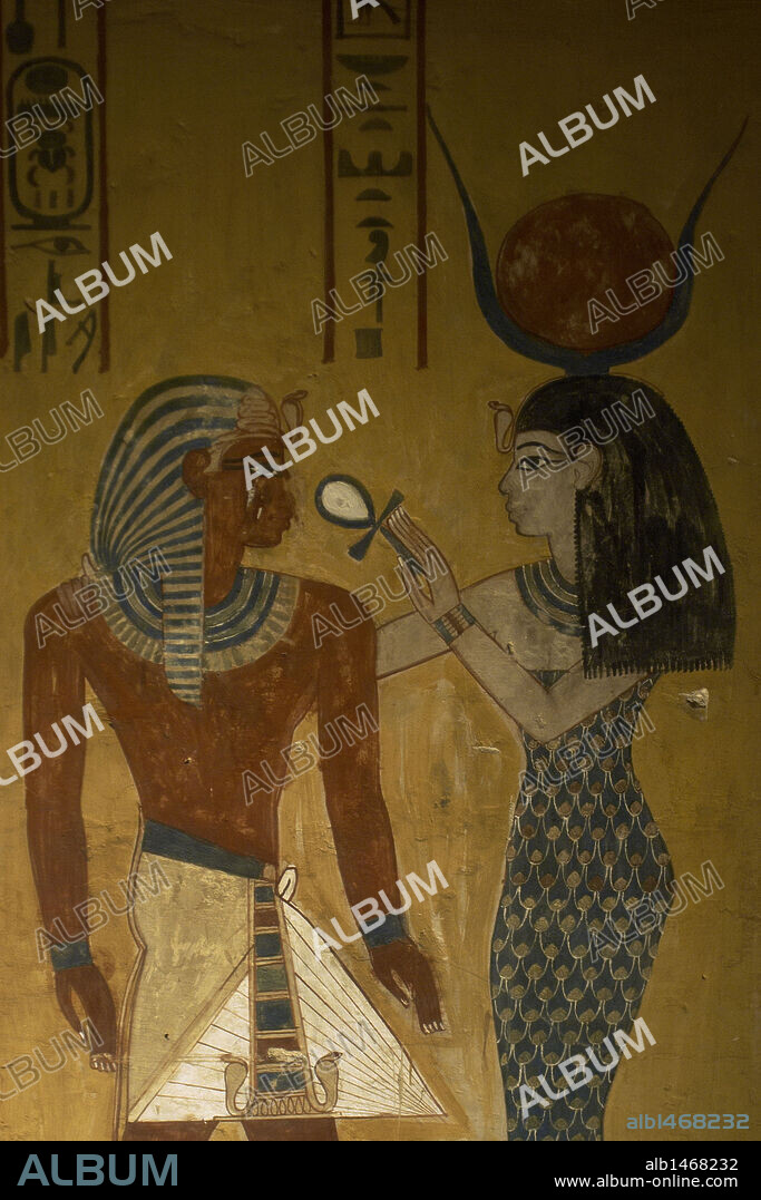 ARTE EGIPCIO. EGIPTO. TUMBA DE MENJEPERURA THUTMOSE o TUTMOSIS IV. Octavo faraón de la XVIII Dinastía del Imperio Nuevo. Reinó de (1400-1301 a. C.). TUMBA KV-43 o de TUTMOSIS IV. Detalle de una de las pinturas murales que decoran el interior del hipogeo donde se puede ver al FARAON RECIBIDO POR LOS DIOSES EN SU ENTRADA AL MAS ALLA. LA DIOSA HATOR CON DIOSCO SOLAR OFRECE EL LAZO DE LA VIDA. Valle de los reyes. Necrópolis Tebana. Actual zona de Luxor.
