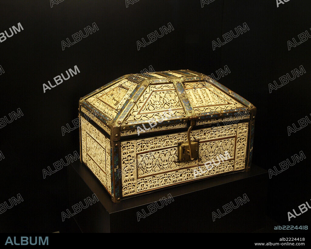 *** Local Caption *** ARQUETA arabe DE MARFIL, MADERA Y CUERO, SXI CATEDRAL DE Palencia . Autor Abd-ir-Rah.man-ben-Zeyyah año 1049-1050. MUSEO ARQUEOLOGICO NAL. MADRID.