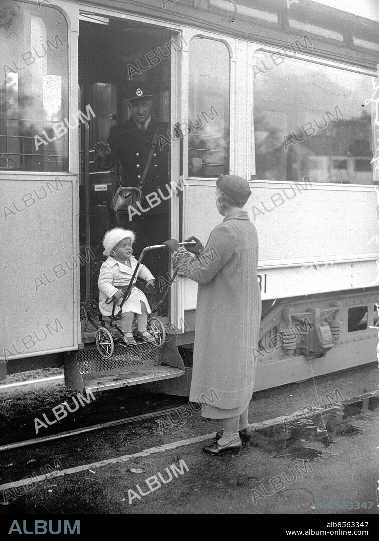 Göteborg 1935-09-29 - Mamma med barnvagn stiger ombord på spårvagn, men stoppas av konsuktören. Alltså inga barnvagnar ombord och så var det 1935! *** Local Caption *** GT Blandlåda 1935-01. KAMERAREPORTAGE.