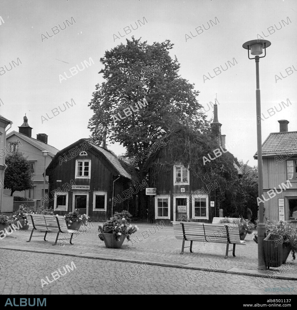 Norrtälje 1955-10-04. Lilla Torget. Wallinska gårdarna från 1700-talet Foto: SvD / TT / kod 12014.