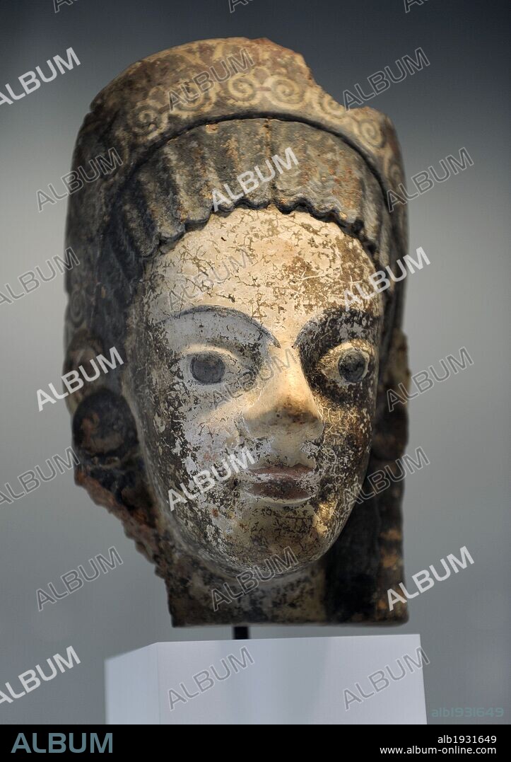 ARTE GRIEGO. ARCAICO. GRECIA. Distintas cabezas de dioses fueron colocados en los aleros de los santuarios. Indicaba a que divinidad estava dedicado el templo. Detalle cabeza. Museo Carlsberg Glyptotek. Copenhague. Dinamarca.