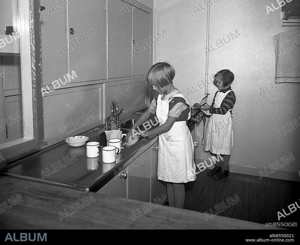 ARKIV 1935 . Barn i köket på KFUK:s barnhem i Stockholm.. Children in the kitchen at a childrens home.. Foto: TT / Kod 1900.