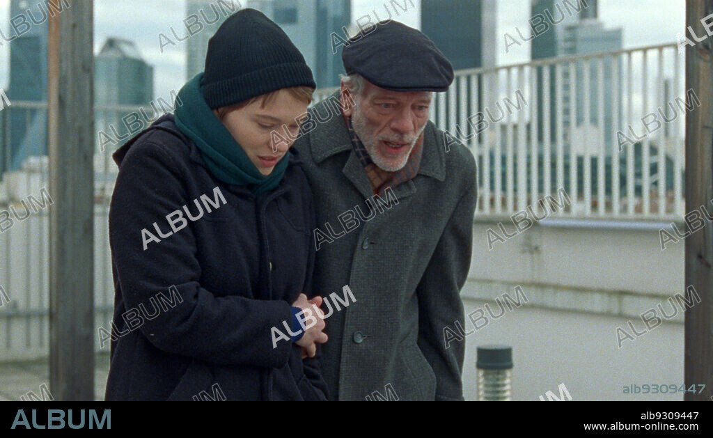LEA SEYDOUX y PASCAL GREGGORY en UNA BONITA MAÑANA, 2022 (UN BEAU MATIN), dirigida por MIA HANSEN-LOVE. Copyright Arte France Cinéma.