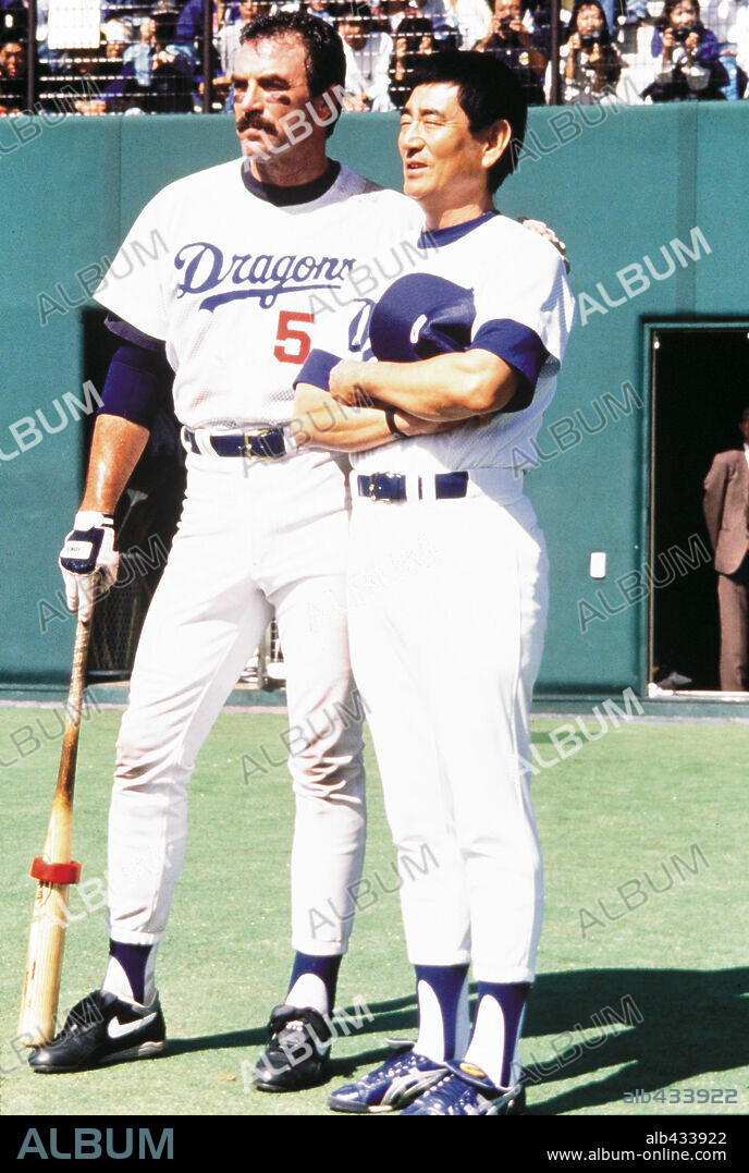KEN TAKAKURA and TOM SELLECK in MR BASEBALL, 1992, directed by FRED SCHEPISI and KEN TAKAKURA. Copyright UNIVERSAL PICTURES / LARI, EMILIO.