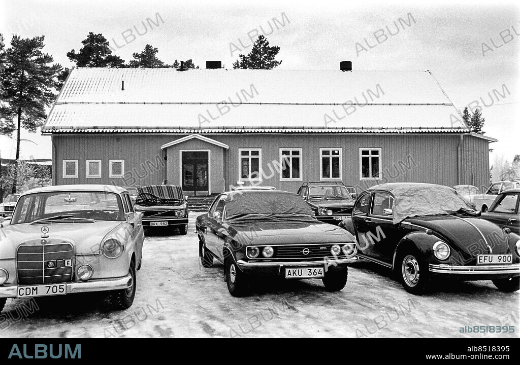 VÄRMLAND HÖLJES 1973-11-23. Reportage inför LIVAT I FINNSKOGARNA Radioprogram. Sänt första gången 1974-01-09. Här ses Folkets hus i Höljes. Foto: Bo-Aje Mellin / RiR / SVT / Kod: 5600 Reportage publ. i RiR 2/74 sid. 14-16. RiR 21054 sv/v neg    Exteriör sites: VÄRMLAND;HÖLJES;SVERIGE.