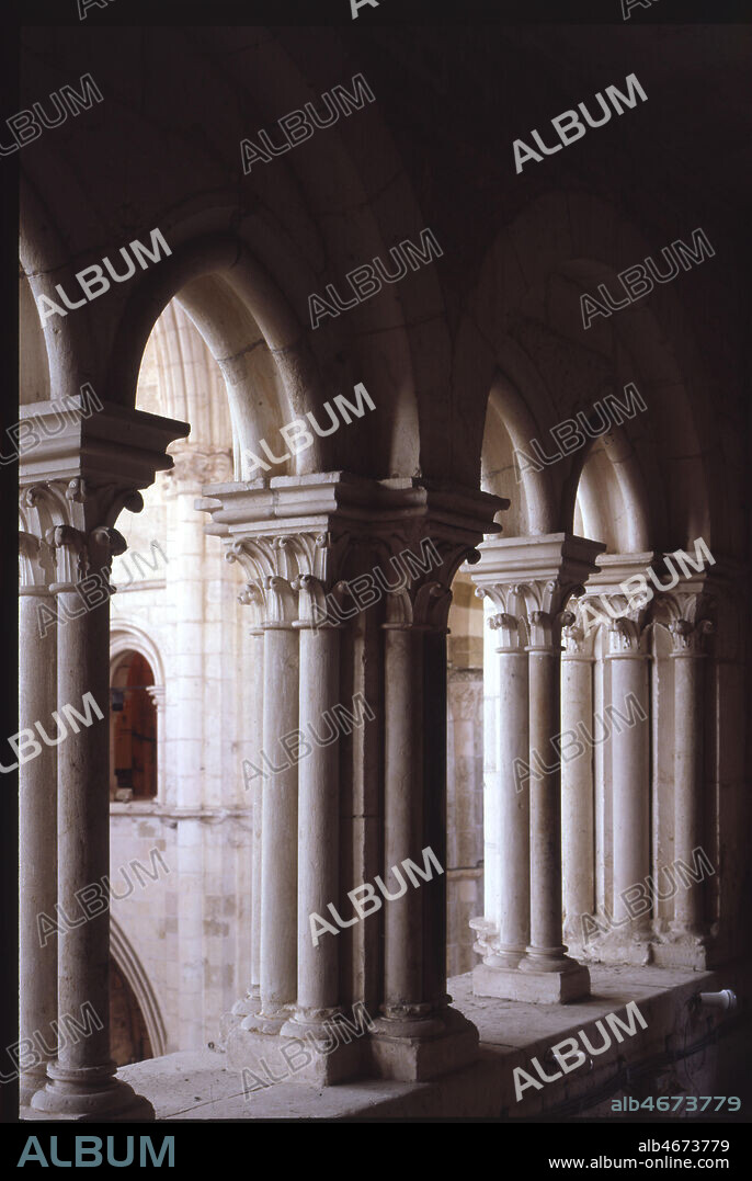 Tribunes du choeur de la basilique Sainte Marie-Madeleine a Vezelay. Chef-d'½uvre d'architecture romane du XIIeme siecle, la basilique fut renovee par Viollet-le-Duc a partir de 1840;elle figure sur la première liste des monuments historiques de 1840.Credit: Photo Migny/KHARBINE-TAPABOR.