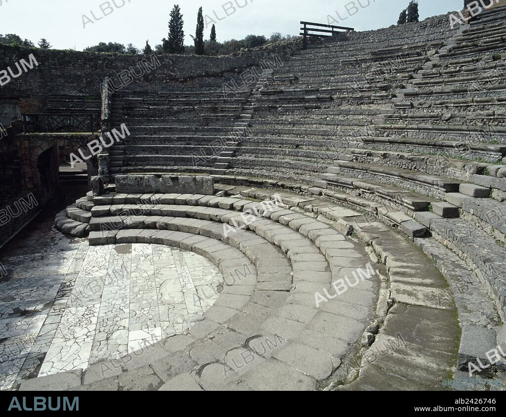 ARTE ROMANO. ITALIA. ODEON o PEQUEÑO TEATRO. Edificio civil realizado en el siglo I d. C., con capacidad para 1000 personas. Tenía la posibilidad de ser cubierto "THEATRUM TECTUM". En él se representaban manifestaciones teatrales, música y pantomimas. Vista general de las "CAVEAS" (GRADAS) y de la "ORQUESTA", platea semicircular. POMPEYA. La Campania.