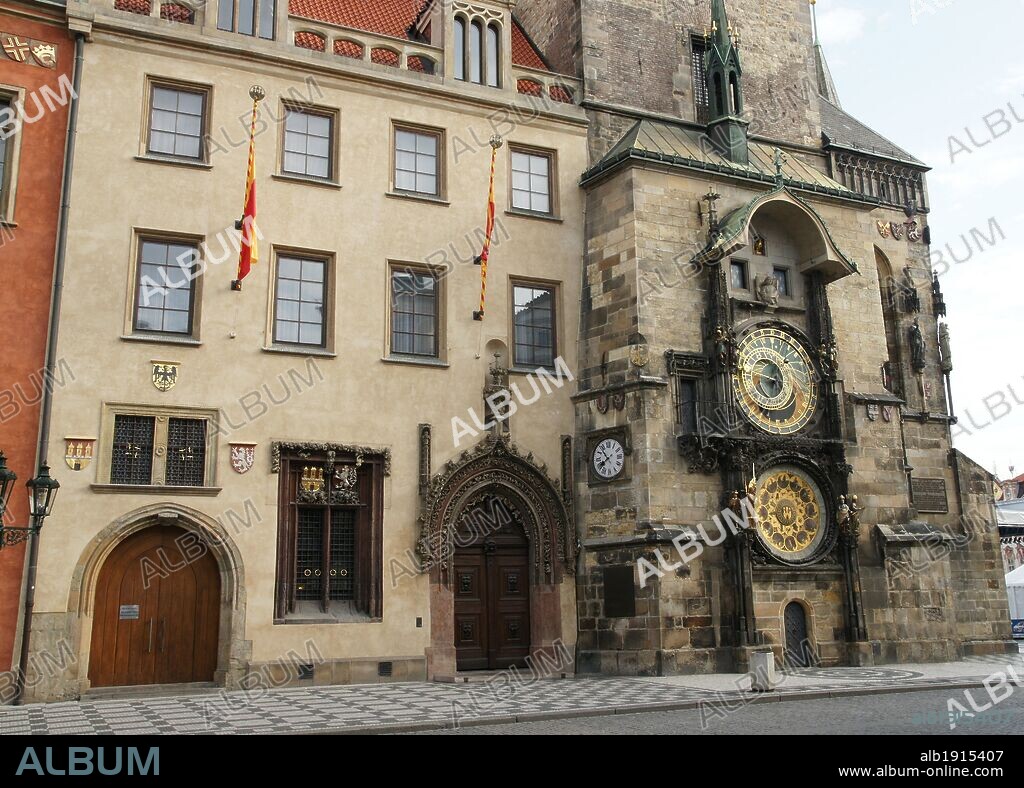 REPUBLICA CHECA. PRAGA (PRAHA). Ayuntamiento antiguo de Praga. En la esquina, la torre con el reloj astronómico medieval. S. XIV. Plaza de la Ciudad Vieja (Staromestské námesti). Ciudad Vieja (Stare Mesto). Centro Europa.