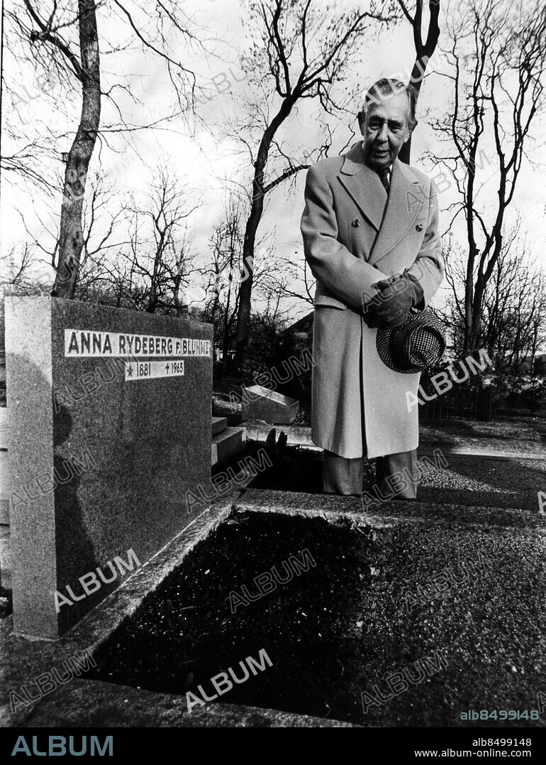 Göteborg 1982-12-16. Skådespelaren Georg Rydeberg besöker sin mors grav på Nya Varvets kyrkogård. "Här skall jag också en gång vila. Jag vill höra Älvsborgsfjorden klucka där jag vilar" *** Local Caption *** GP Söderboms pärm 1982. LARS SÖDERBOM.