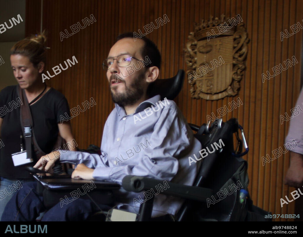 Zaragoza  01 de mayo de 2015 El candidato de Podemos Aragòn Pablo Echenique inicia reunión con PSOE Javier Lambán foto Fabian Simón archdc.