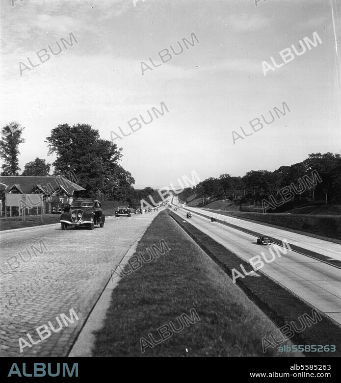 Transports / Route / Autoroute. Circulation sur une autoroute. Photo, 1954.
